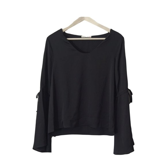 Tops - Black Bell Sleeved Top. SALE 🔥